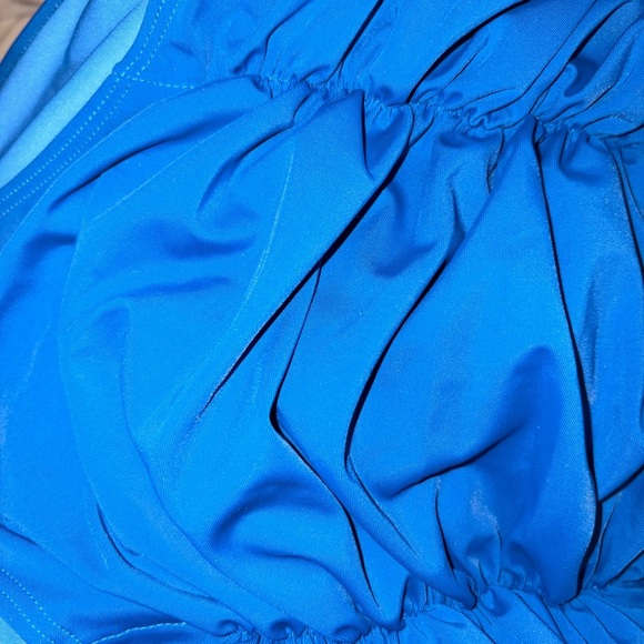 NWT-2025 blooming jelly small women’s
Ruched Stunning Blue swimsuit - Picture 7 of 8